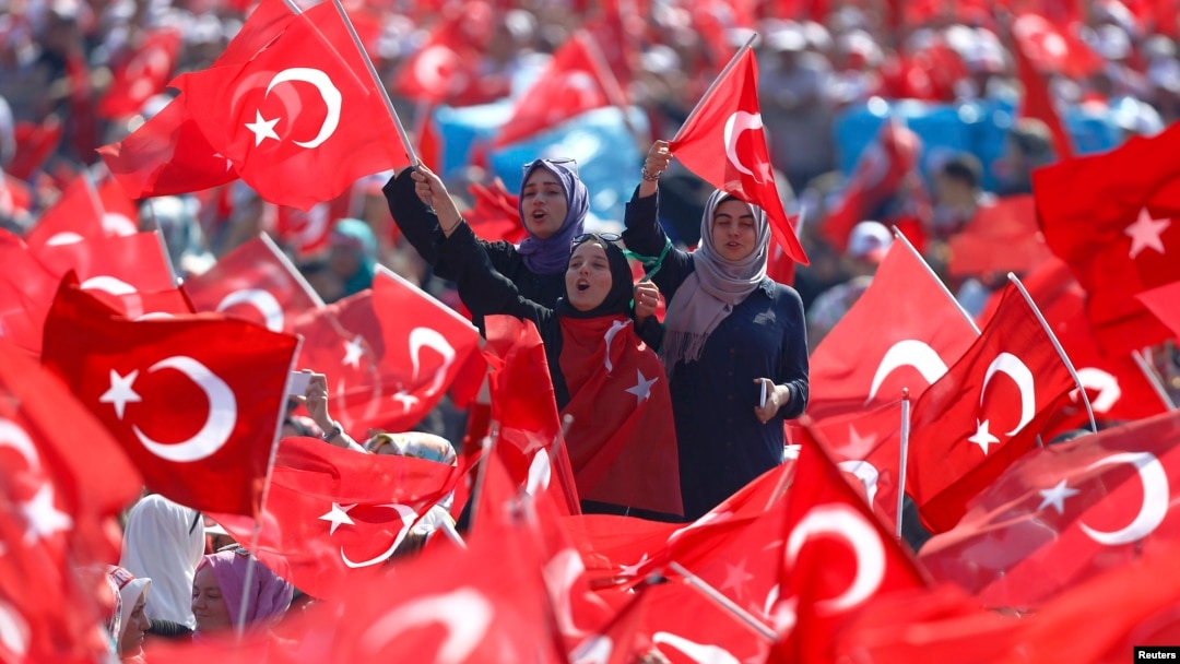 Mlade Turkinje na protestu podrške predsedniku Erdoganu u Istanbulu 7. avgusta 2016.