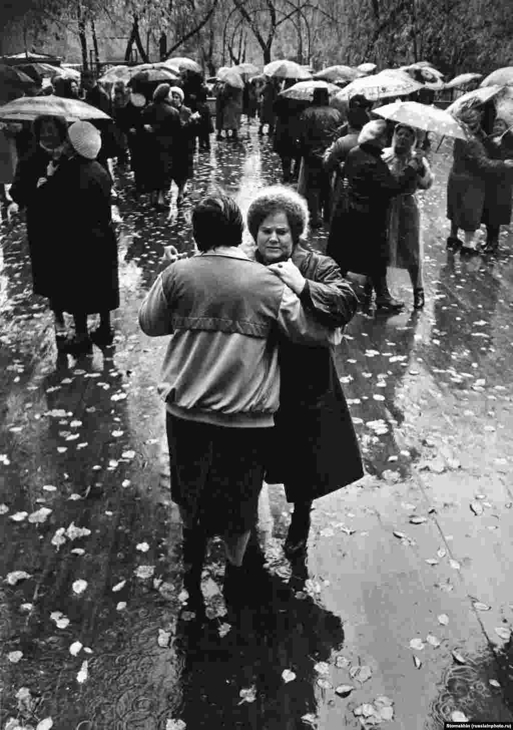 Дождливый осенний день в Москве, 1990 год. Автор – Игорь Стомахин
