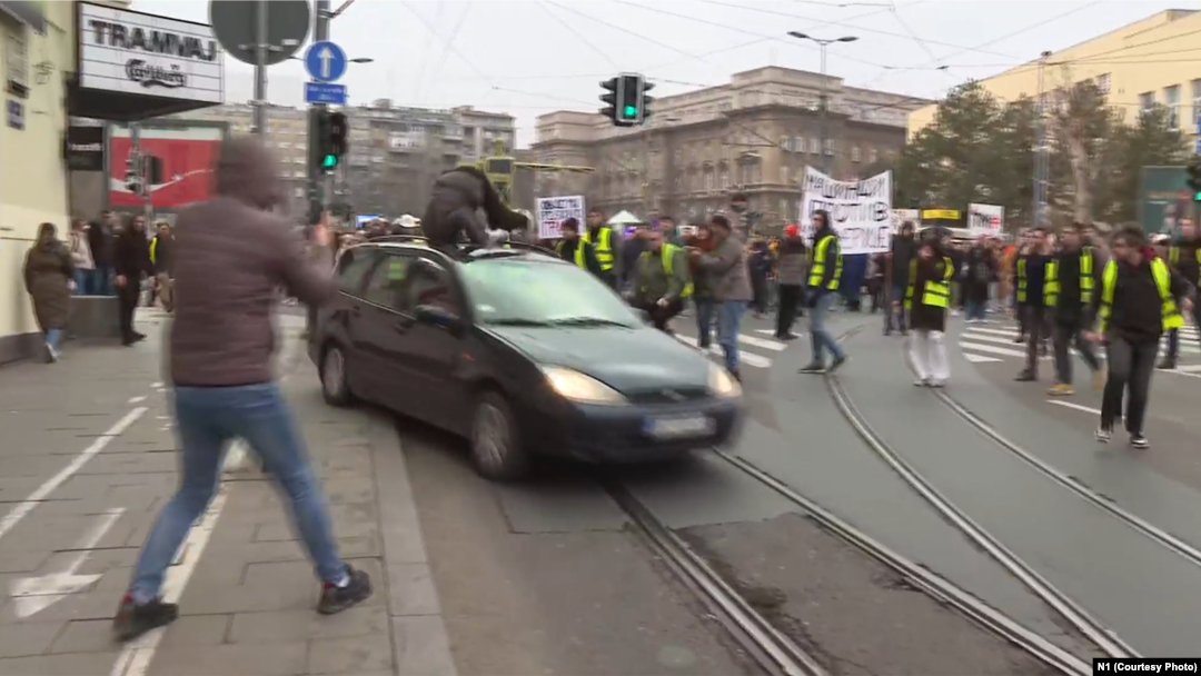 Vozač automobila je studentkinju udario na trotoaru, nakon čega je devojka odletela na krov automobila. Nekoliko sekundi kasnije, ona je sa krova automobila pala na ulicu.