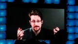 Edward Snowden locuiește din 2013 în Rusia, după ce a fost pus sub acuzare de autoritățile americane pentru divulgarea a milioane de documente clasificate privind programele de supraveghere ale guvernului SUA.