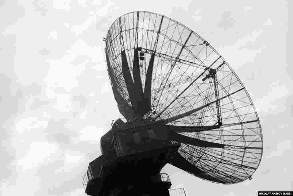 21 ноября 1970 года. Антенна Центра дальней космической связи, с помощью которой передавалась информация с автоматической межпланетной станции «Луна-17». Эта станция доставила беспилотный планетоход «Луноход-1» на поверхность Луны. Советский космонавт Алексей Леонов в интервью российской службе Радио Свобода назвал беспилотную программу «блестяще реализованной». «По 9 месяцев две тележки ползали по лунной поверхности и давали блестящую картинку. Конечно, это стоит денег, стоит многого, но я все-таки считаю, что это не заменяет посадку человека на поверхность Луны», – сказал Леонов. Первыми людьми, высадившимися на поверхность Луны в 1969 году, стали американские астронавты Нил Армстронг и Базз Олдрин. Это событие называют победой США над СССР в «лунной гонке»