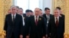 Президент Казахстану Касим-Жомарт Токаєв (зліва направо), президент Росії Володимир Путін і президент Узбекистану Шавкат Мірзійоєв прибули на робочий сніданок лідерів Співдружності незалежних держав у Москві, травень 2023 року