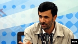 رييس جمهوری اسلامی ایران در گفت وگو با شبکه يک سيما اعتراف کرد که در هر سال بيشتر مردم ايران دست کم ۱۵ درصد قدرت خريد خود را از دست می دهند.(عکس: epa)