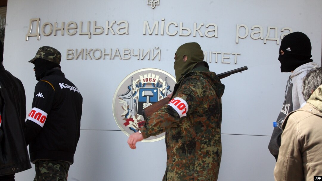 Бойовики угруповання «ДНР» у Донецьку. Квітень 2014 року 