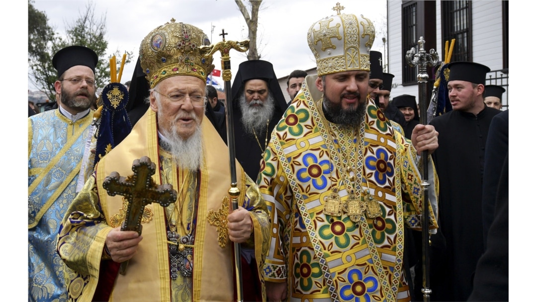 Зліва направо: Вселенський патріарх Варфоломій і митрополит Епіфаній, глава Православної церкви України після Богоявленської меси в Патріаршому соборі Святого Георгія в Стамбулі, 6 січня 2019 року