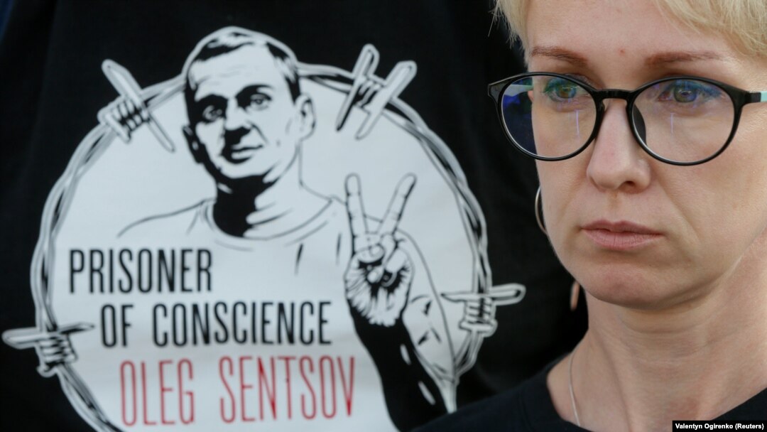 Учасниця мітингу вимагає звільнення режисера Олега Сенцова та інших українських політв'язнів, яких утримуть у тюрмах в Росії та в окупованому Криму. Майдан Незалежності в Києві, 13 липня 2018 року