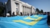 Kıyivde Yuqarı Rada yanında açılğan büyük qırımtatar bayrağı. Ukrayina, 2021 senesi iyünniñ 15-i