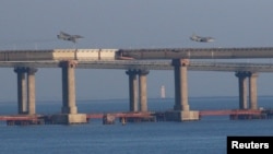 Російські літаки над Керченським мостом. Росія блокує українським кораблям доступ до Азовського моря і захопила українські кораблі