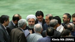 گفتوگوی حسن روحانی با شماری از نمایندگان در حاشیه جلسه رأی اعتماد به وزیر پیشنهادی بهداشت در روز دوشنبه ۱۵ بهمن