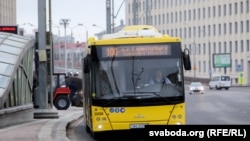 Аўтобус МАЗ на вуліцах Менску, архіўны здымак