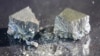 Крупний план рідкісноземельного металу, виробленого на заводі MP Materials у Форт-Ворті, штат Техас