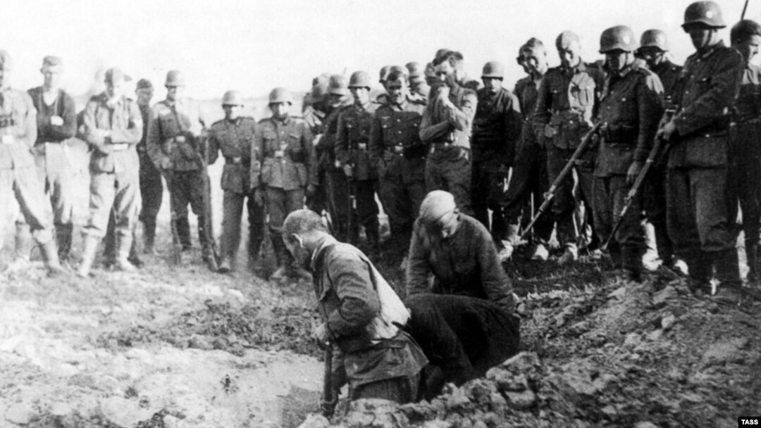 На цьому фото 1941 року радянські військовополонені копають собі могили під наглядом німецьких солдатів