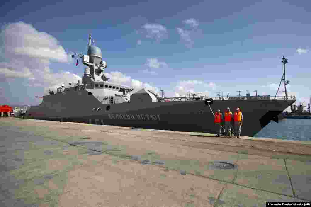 O corvetă rusă ancorează în Portul Tartus, în septembrie 2019. Pe 13 decembrie 2024, viceministrul rus de externe, Mihail Bogdanov, a declarat presei ruse: „bazele sunt încă acolo, acolo unde au fost întotdeauna, pe teritoriul sirian. Deocamdată nu au fost luate alte decizii”.