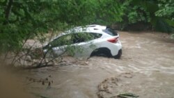 Автомобиль, унесенный потоком воды в селе Перевальное Симферопольского района