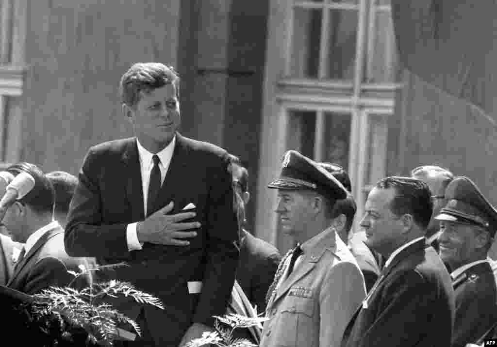 Президент Кеннеди выступает в Берлине 26 июня 1963 года. Эту речь назовут исторической, а его фраза "Ich bin ein Berliner", сказанная в знак сочувствия в живущим в разделенном городе людям, станет крылатой.