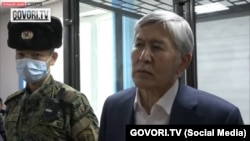 Алмазбек Атамбаев сот залында. Сүрөт «GOVORI.TV» каналын видеосунан алынды.