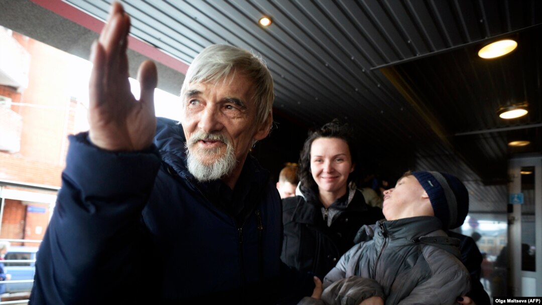 Історик Юрій Дмитрієв біля будівлі суду в столиці Карелії Петрозаводську. 5 квітня 2018 року
