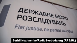 ДБР уточнює, що за контроль якості продукції відповідали четверо офіцерів лабораторії безпеки частини. Лабораторія не мала належної акредитації та необхідного обладнання для перевірки якості меду