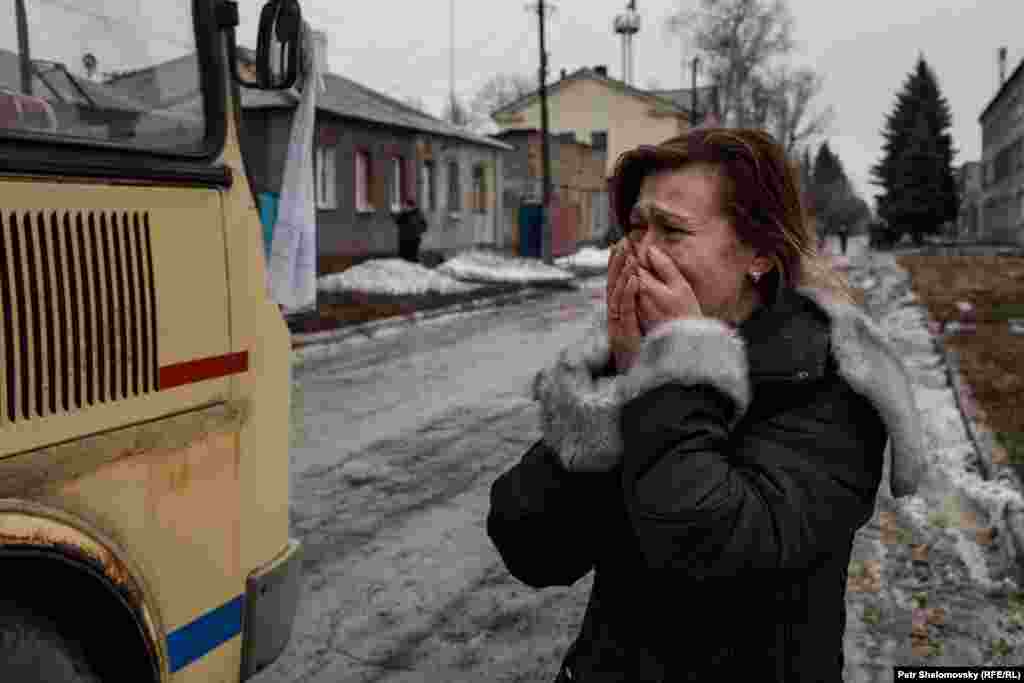 Женщина провожает автобус, на котором вывозят жителей из Дебальцева. 3 февраля 2015 года.