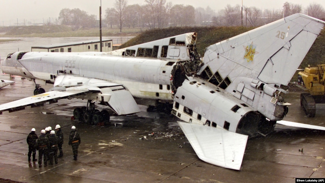 Розрізаний стратегічний бомбардувальник Ту-22 на військовому аеродромі біля Полтави, 12 листопада 2002 року. Літак знищено в рамках відмови України від ядерної зброї, що було обумовлено Будапештським меморандумом, підписаним у 1994 році