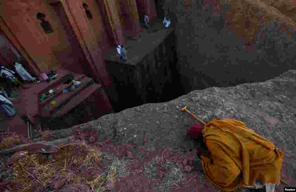Pobunjenici iz etiopske sjeverne regije Tigraj preuzeli su kontrolu nad gradom Lalibela, svjetskom baštinom UNESCO-a, u susjednoj regiji Amhara. (na fotografiji: etiopski pravoslavni redovnik moli se pred crkvom uklesanoj u stijeni pred etiopski Božić u Lalibeli, 6. januar 2017.)