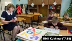 Во время урока в общеобразовательной школе. Россия, Томская область. Архивное фото