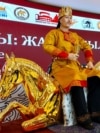 Астанада “Казакстан тарыхынын” ургаалдуу маселелерине арналган илимий шерине өттү. 25.1.2025. Археологдордун көргөзмөсүндөгү түрк каганынын шарттуу элеси. Автору – К.С.Ахметжан. Ал Элеке сазы жергесинде табылган артефакттардын сүрөтүн колдонгон.