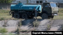 Автоцистерна під час забору води у ставку села Костянтинівка Сімферопольського району, серпень 2020 року
