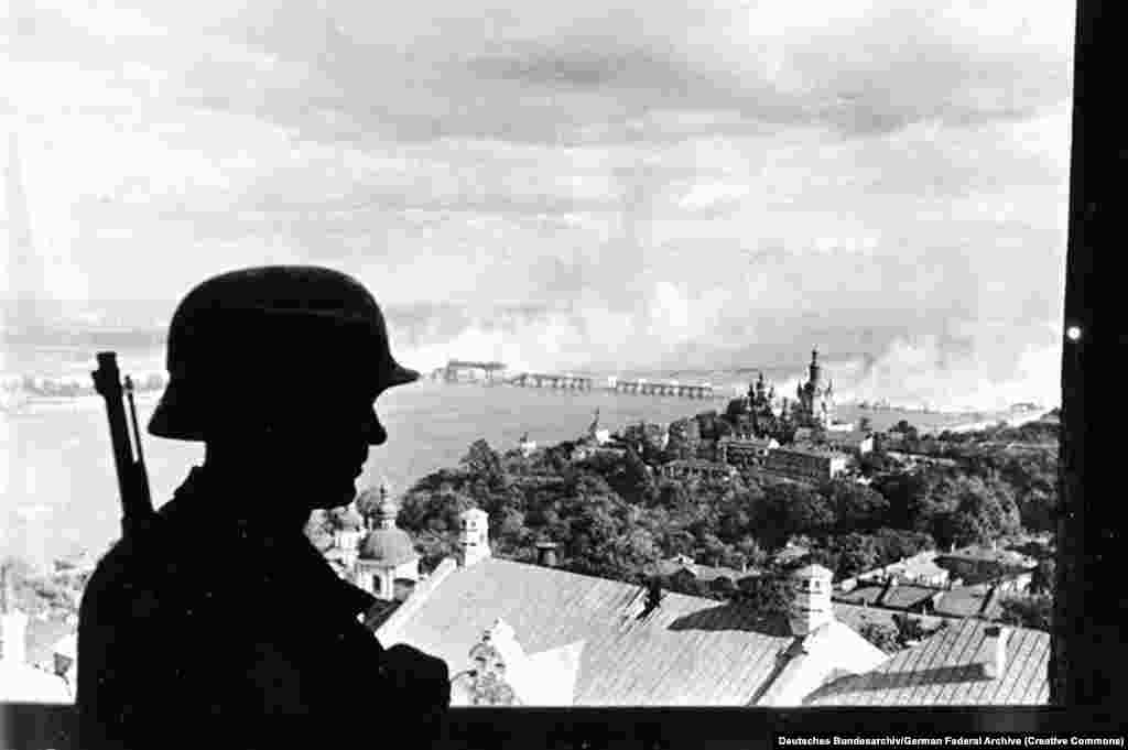 Нацистский часовой в Киеве, 19 сентября 1941 года. В июне 1941-го, в то время как уже два года действовал договор о ненападении между Германией и Советским Союзом, войска нацистов неожиданно напали на СССР. В течении нескольких недель нацисты захватили восток Польши и другие, оккупированные Советским Союзом территории, а также большую часть Украинской ССР и другие территории советских республик.