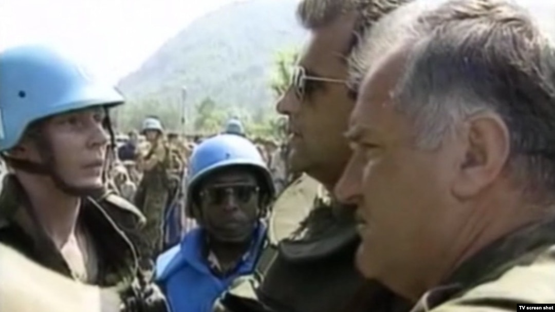 Ratko Mladić i Vojska Republike Srpske sa pripadnicima UN u Srebrenici 1995. godine