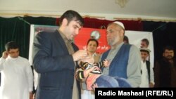 ډاکټر نجیب الله کاموال یو ماشوم ته د پولیو ضد څاڅکي ورکوي