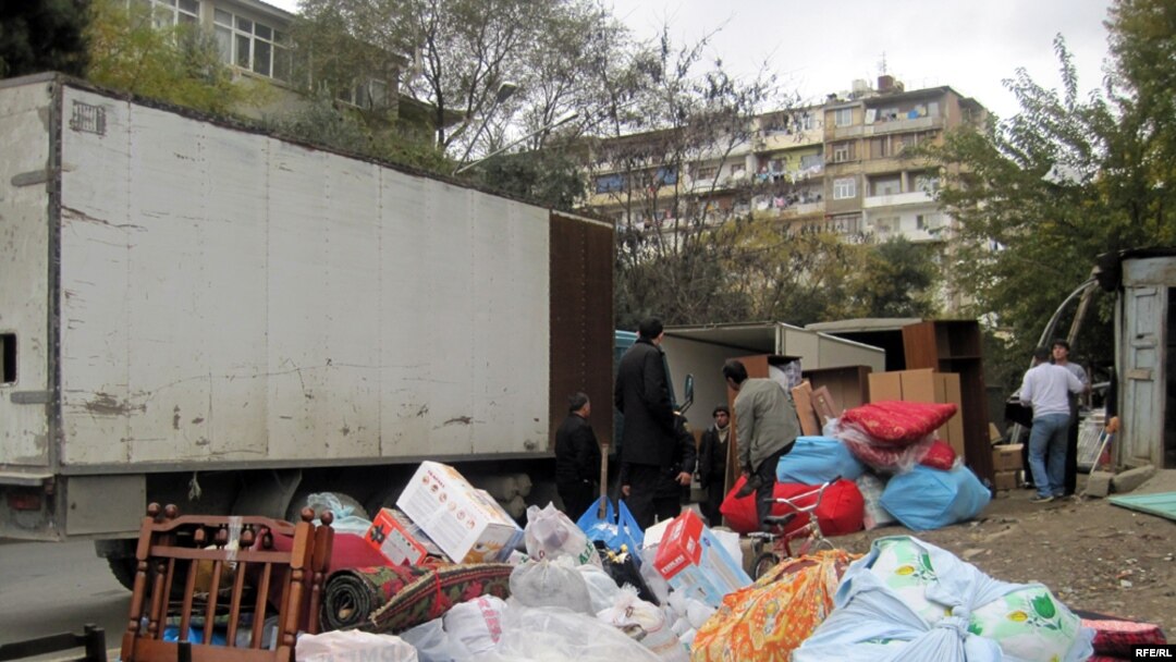 Bakıda Səttarxan zavodunun yataqxanasından yeni evlərə köçürülən köçkün ailəsinin əşyaları, 3 dekabr 2009