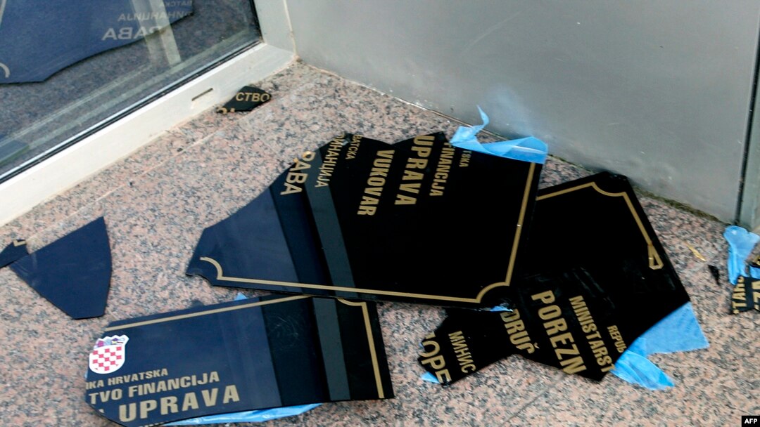 Razbijena tabla na ćirilici u Vukovaru, ilustrativna fotografija 2013. godine 
