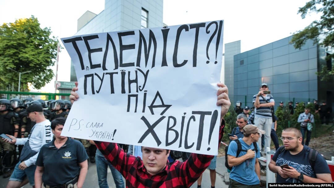 Під час акції «Ідемо на телеміст!» під телеканалом NewsOne. Київ, 8 липня 2019 року