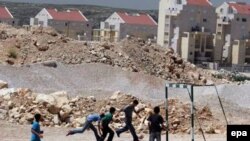 فلسطينی ها اسراييل را متهم می کنند که قصد دارد تا با گسترش شهرک سازی در بخش های مختلف اورشليم ارتباط قسمت های عرب نشين را با يکديگر قطع کند.