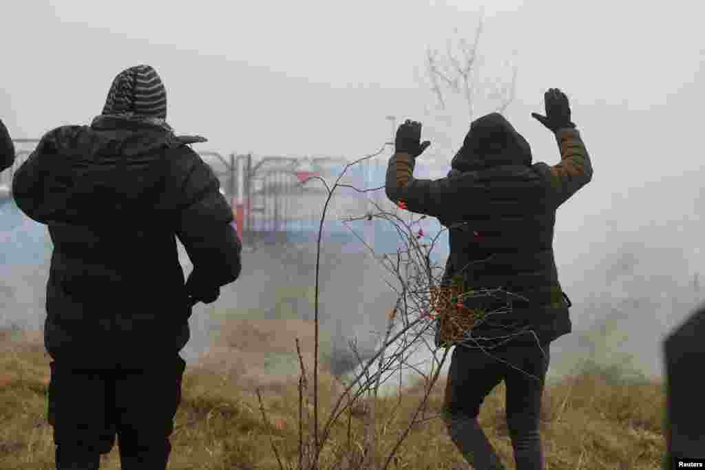 Migranti se povlače dok poljski helikopteri nadlijeću to područje.