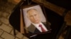 Портрет Путина в изоляторе, который, по словам украинцев, использовался российскими военнослужащими для заключения и пыток людей в Херсоне