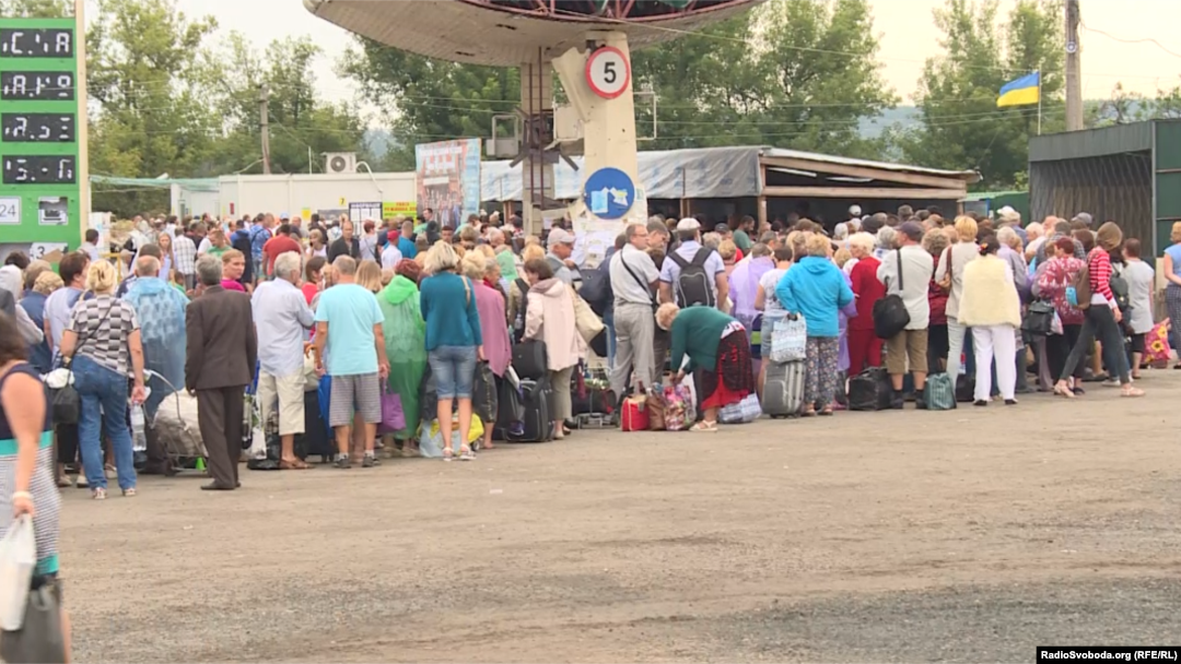 Черга на КПВВ «Станиця Луганська»