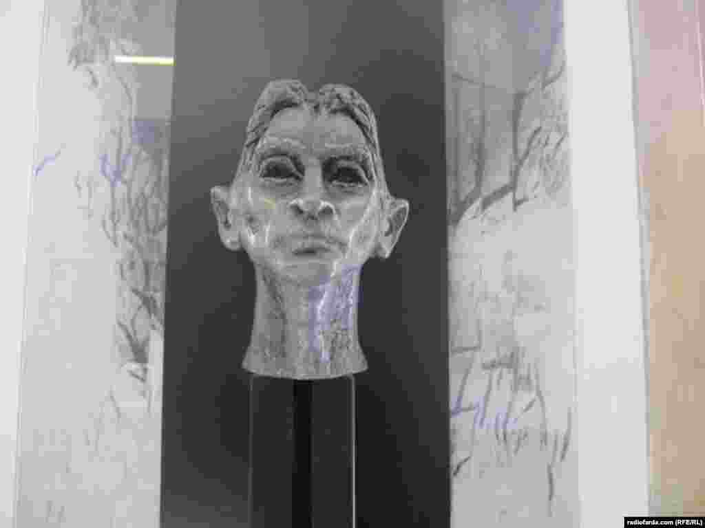 مجسمهای از کافکا در خانهای که در آن به دنیا آمدهاست