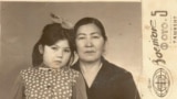 Адалат Орозбекова небереси Элмира менен. (Элмира Абдыкалыкованын үй-бүлөлүк архивинен)