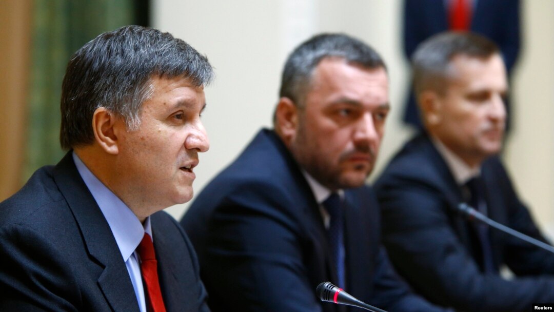 Керівники МВС, Генпрокуратури і СБУ Арсен Аваков (л), Олег Махніцький (ц) і Валентин Наливайченко (п) оприлюднюють перші результати розслідування вбивств людей на Майдані, 3 квітня 2014 року