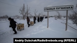 Щоденно піший КПВВ у Станиці Луганській за добу в обидва боки проходять близько 2 тисяч людей