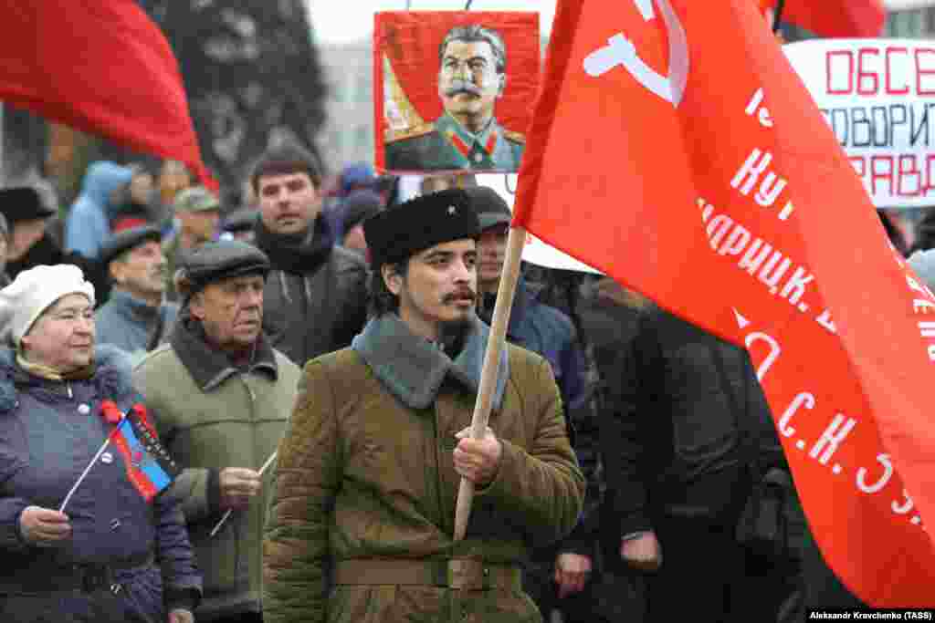 Під час мітингу, присвяченого 100-річчю більшовицького перевороту в Росії у 1917 році. Окупований Донецьк, 7 листопада 2017 року