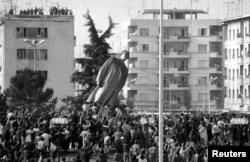 Революция 1990-1991 годов в Албании. Толпа свергает статую Энвера Ходжи в Тиране. 20 февраля 1991 года