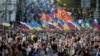 Російська антивоєнна акція затьмарена суперечками навколо прапора