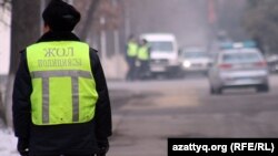 Инспектор полиции вдоль автотрассы. Иллюстративное фото.