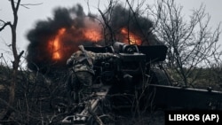 Українські військовослужбовці ведуть вогонь по російських позиціях поблизу Бахмуту Донецької області, 20 листопада 2022 року