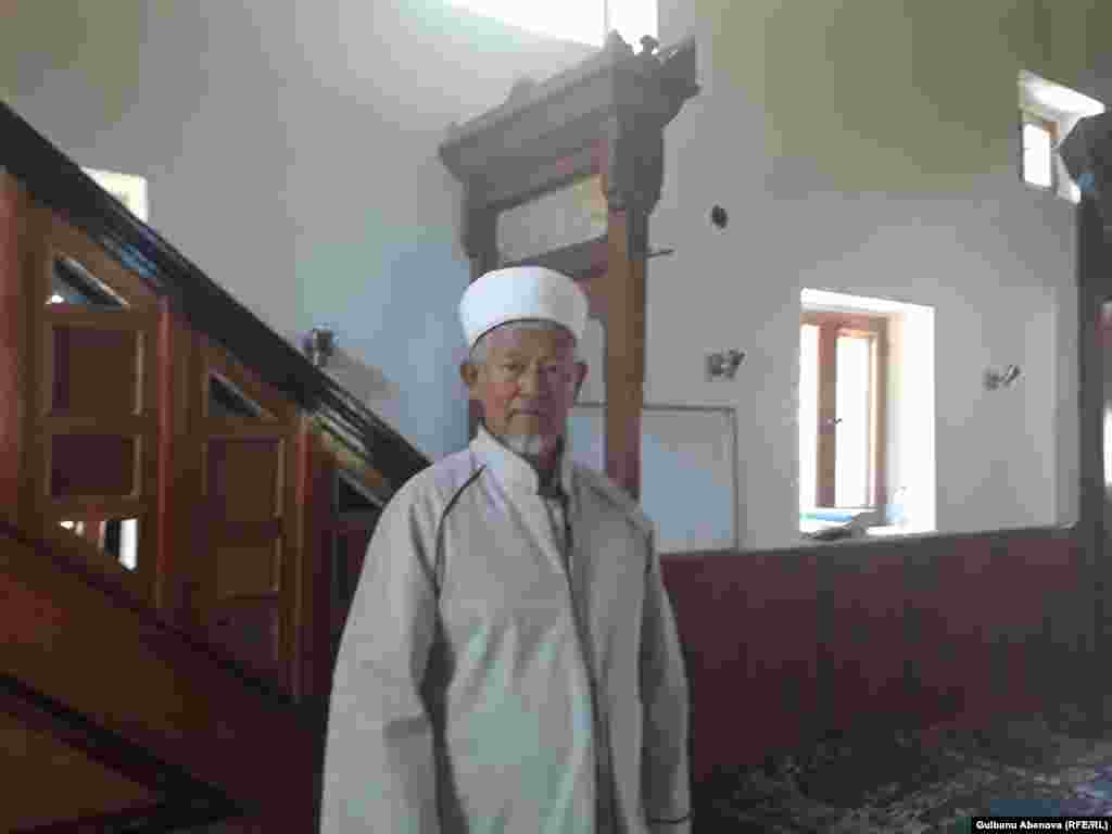 Имам Киятип Четынкая работает в мечети аула Алтай 17 лет. Он обучился в государственном медресе и с гордостью называет себя «государственным служащим». Он доволен размером своей зарплаты от государства. У него один из самых больших и добротных домов в селе.