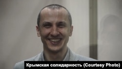 Server Mustafayev Rostov-na-Donu şeerindeki Rusiye arbiy mahkeme oturışuvında, 2019 senesi noyabr ayı