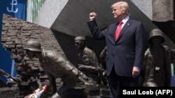 Дональд Трамп выступает на площади Красиньских в Варшаве у памятника участникам восстания в августе 1944 года.